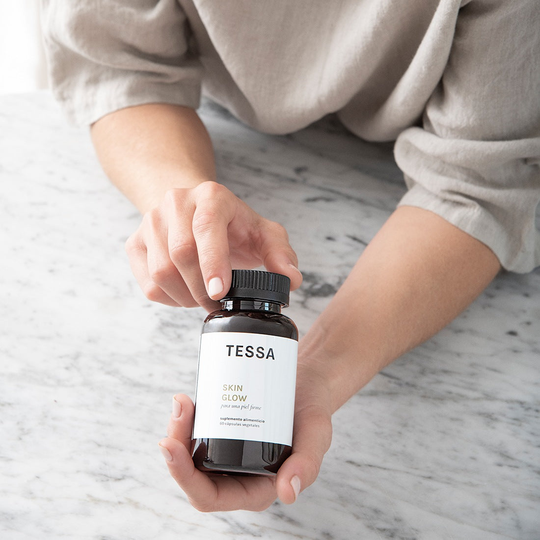 El Colágeno hidrolizado Skin Glow contiene Vitamina C, Vitamina E, Semillas de uva, Astaxantina, CoQ10 y péptidos de Colágeno Marino.