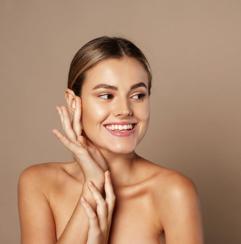 mujer revisando el efecto de los cosméticos en su piel, debido a los ingredientes tóxicos que usan para su fabricación. 