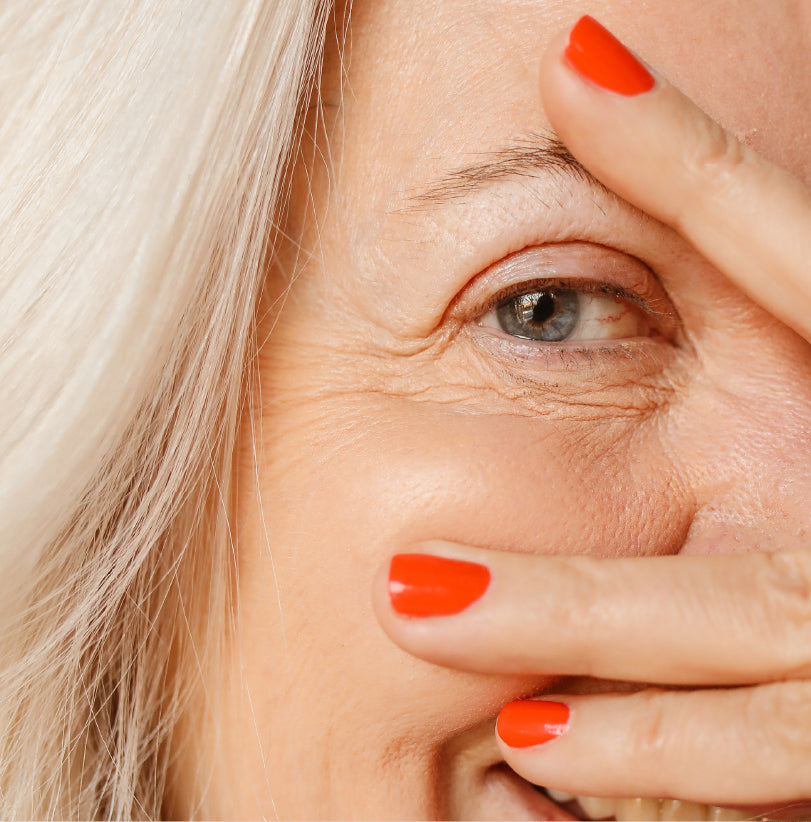 Mujer viendo los signos del envejecimiento