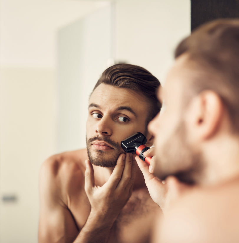 Hombre con barba riendo