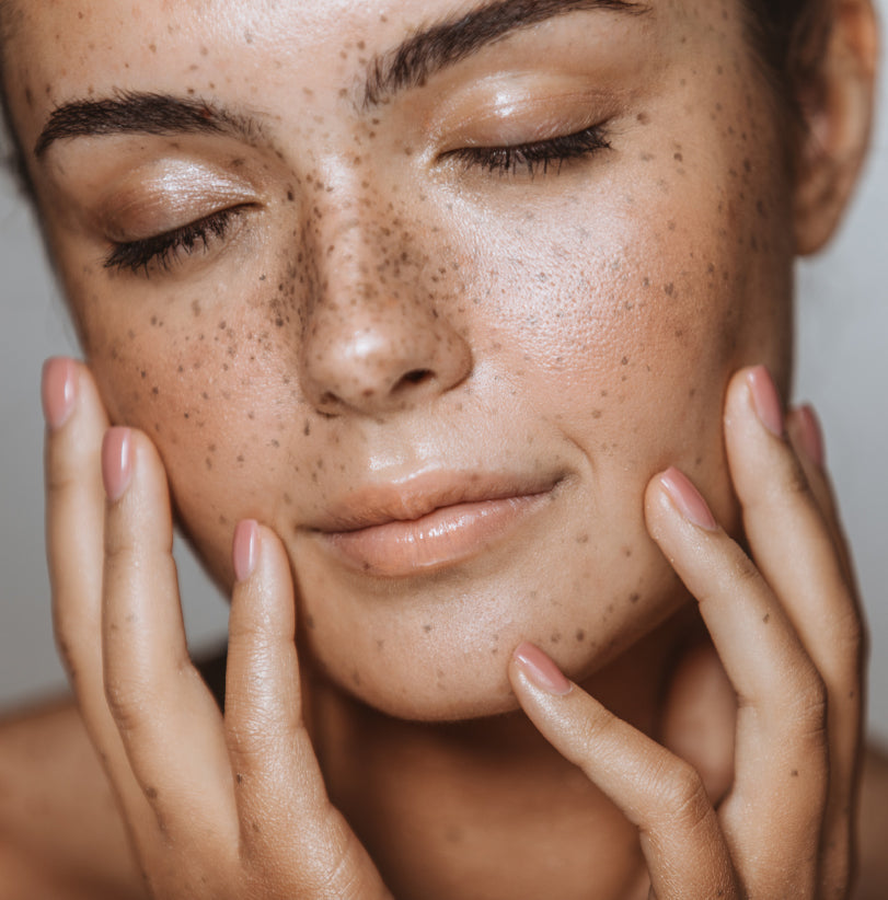 Mujer usando cosméticos libres de químicos TESSA