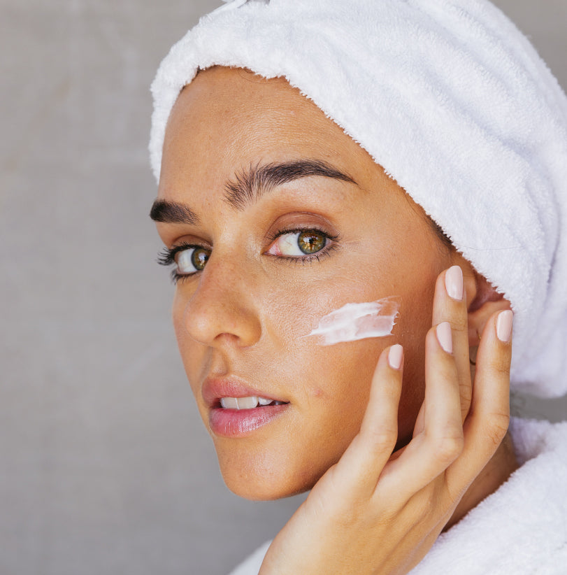 Hombre hidratando su piel con productos TESSA