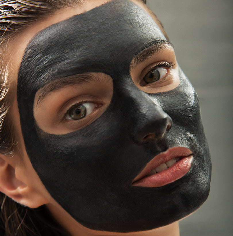 Mujer realizando su rutina de skincare para piel grasa de TESSA