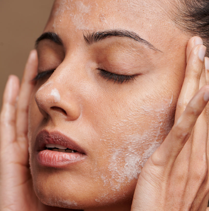 Mujer utilizando exfoliantes TESSA