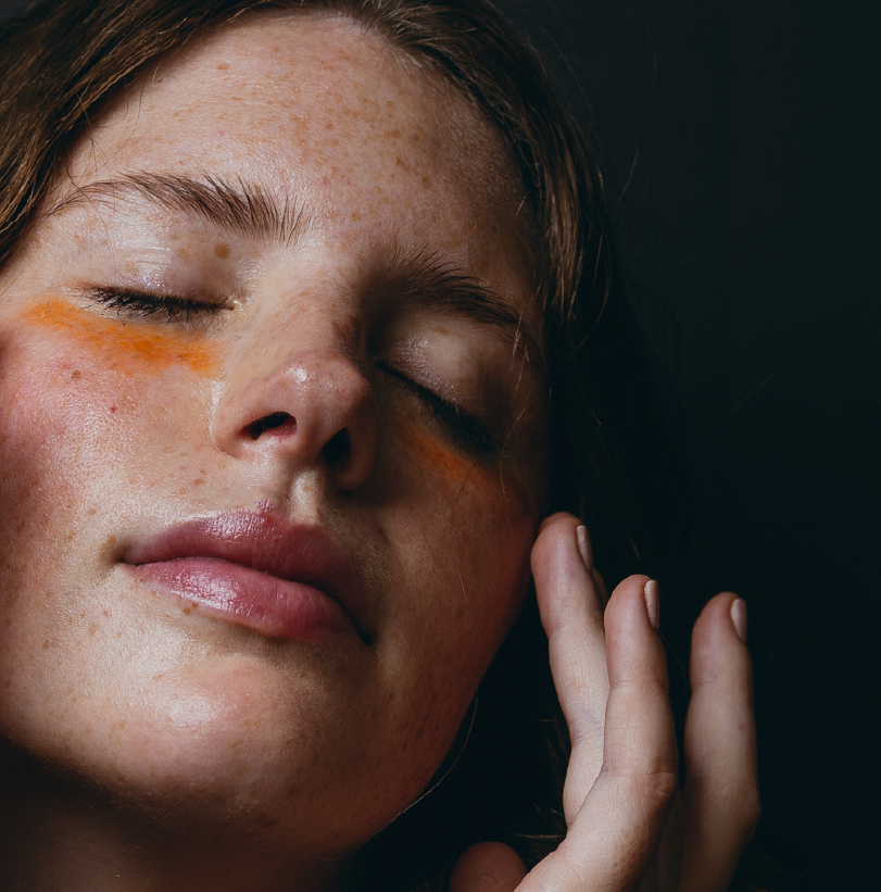 Mujer cuidando su contorno de ojos con productos TESSA