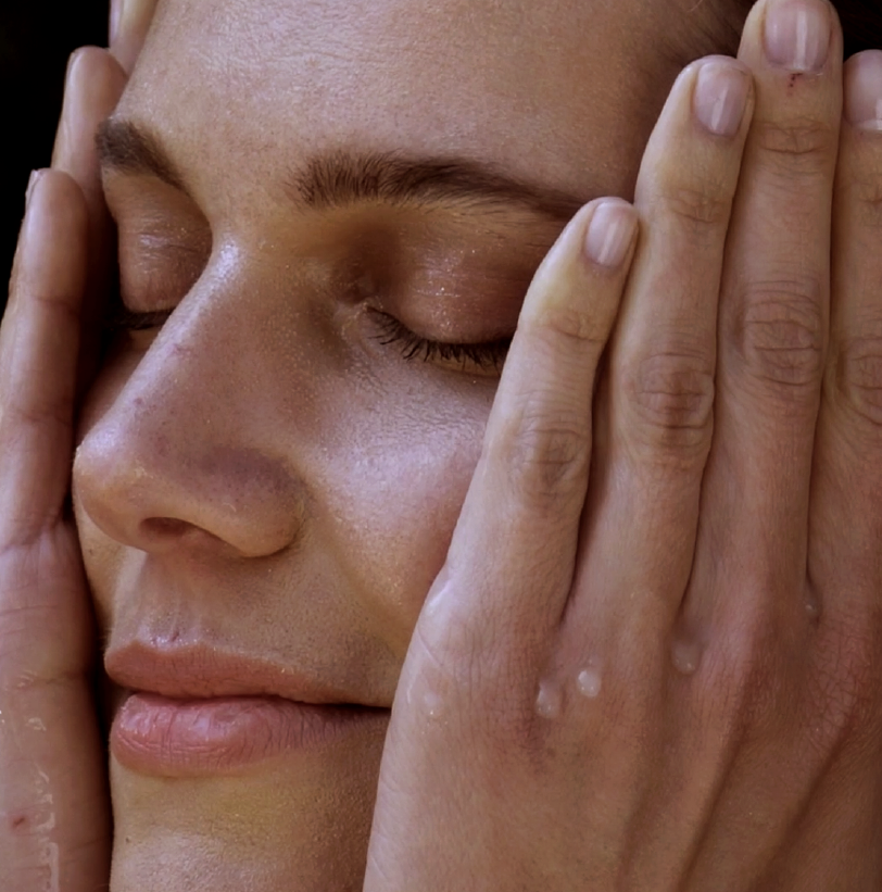 Mujer realizando su limpieza facial con productos TESSA