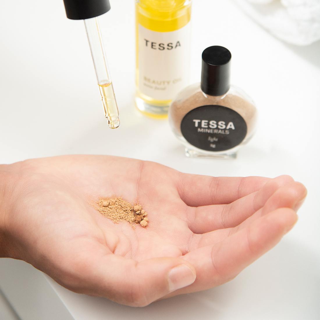 TESSA Minerals es una base en polvo que se mezcla con tu aceite favorito para formar una base de textura suave. Permite lograr un efecto uniforme en la piel, manteniéndola hidratada y sin sensación de tirantez.
