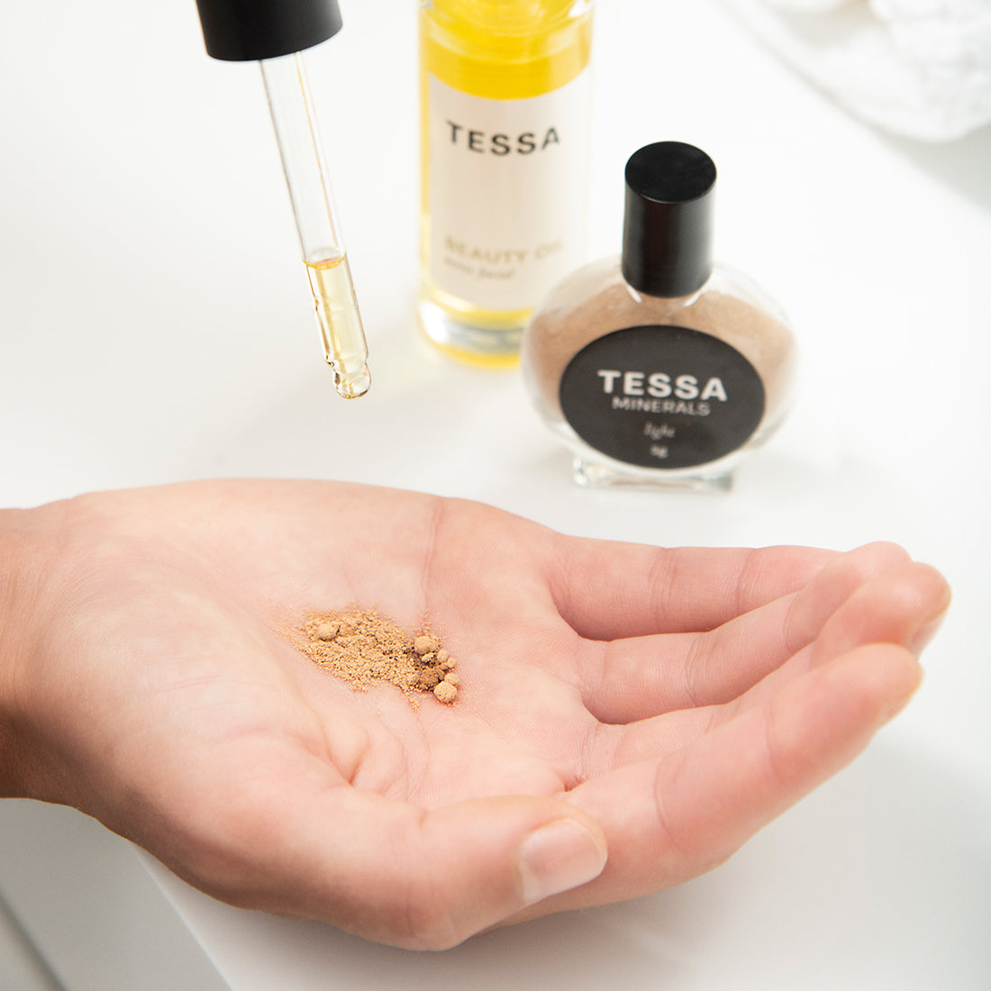 Pack de Maquillaje con Beauty Oil y Minerals Light marca Tessa. Cosméticos naturales.